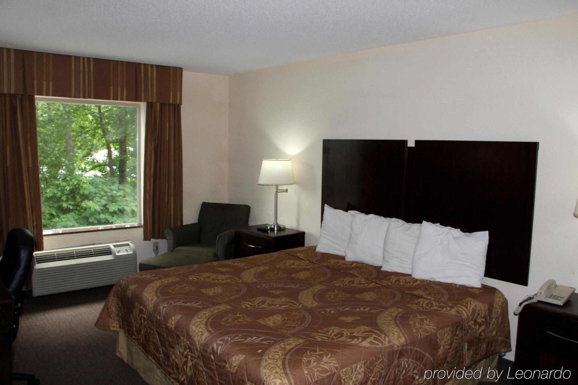 Jameson Inn & Suites Riverdale Exterior photo